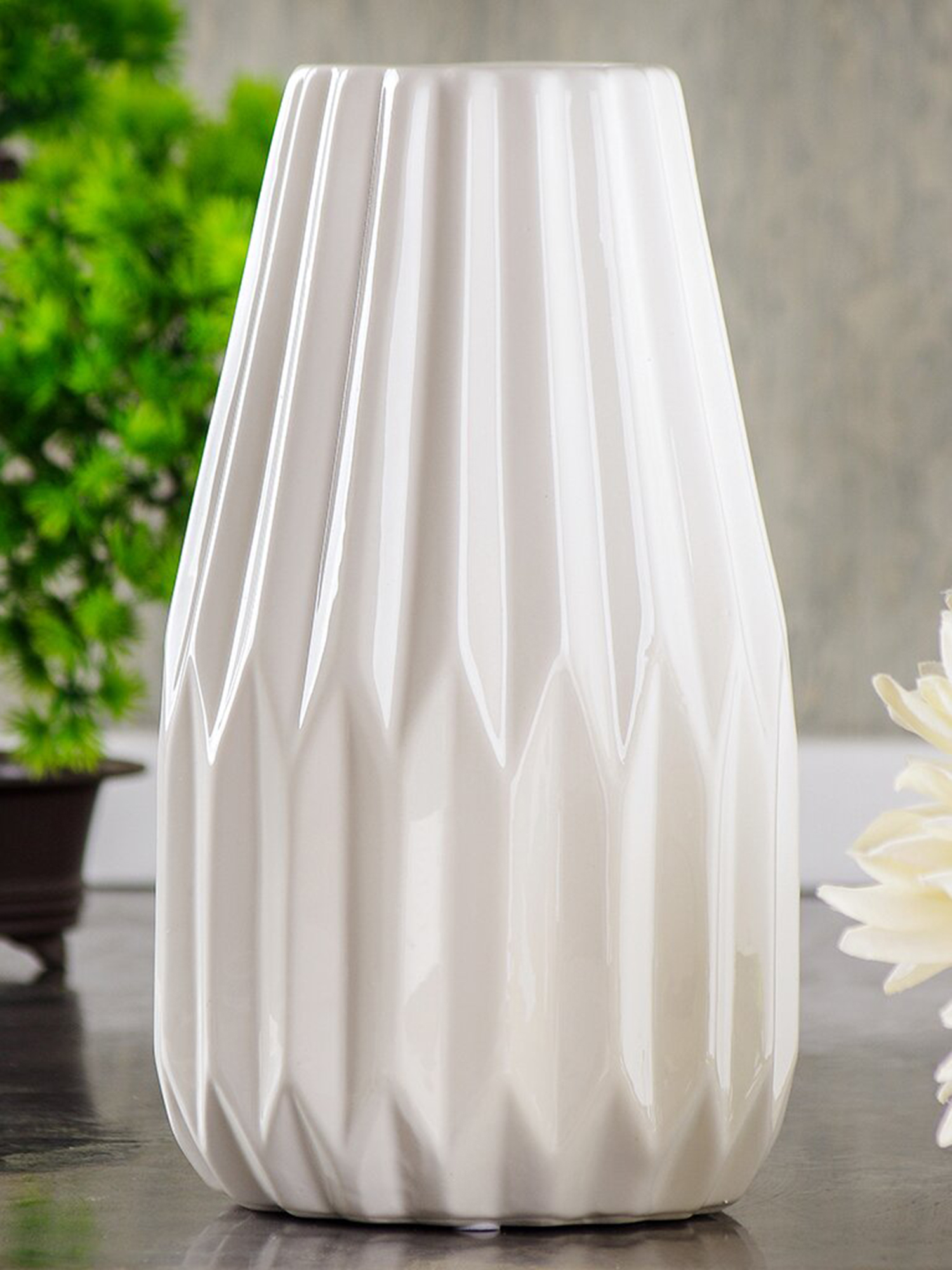 Белые вазы для интерьера